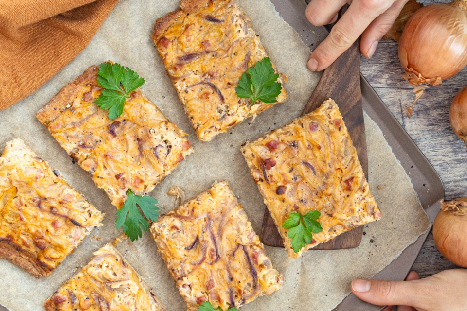 Einfacher Zwiebelkuchen vom Blech | Rezept - eat.de