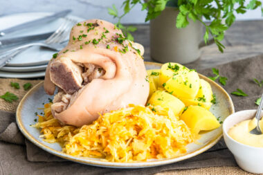 Eisbein mit Sauerkraut