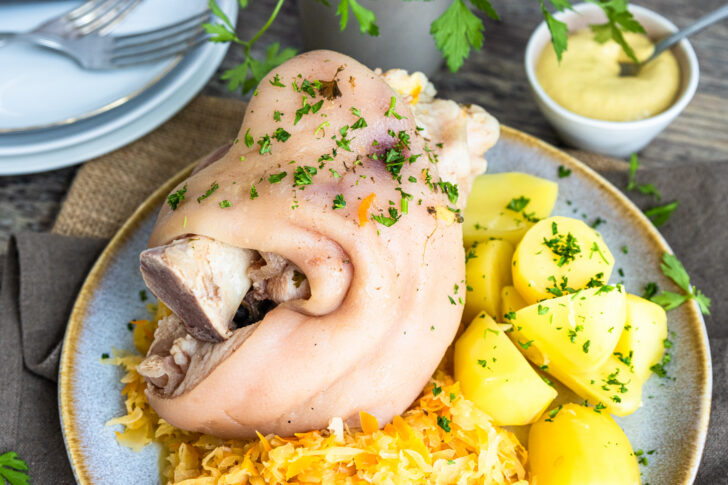 Eisbein mit Sauerkraut