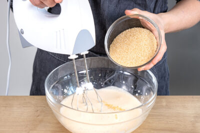 Eier schaumig aufschlagen und Zucker einrieseln lassen