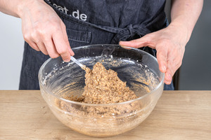 Elisenlebkuchen Teig gut vermengen