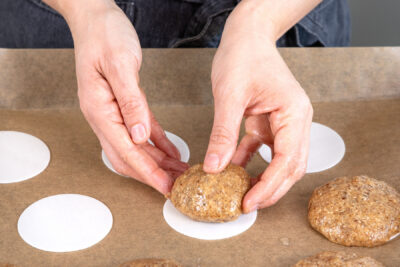 Elisenlebkuchen auf Oblaten platzieren