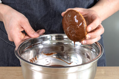 Elisenlebkuchen in geschmolzene Schokolade tauchen