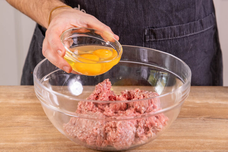 Eier zum Hackfleisch geben