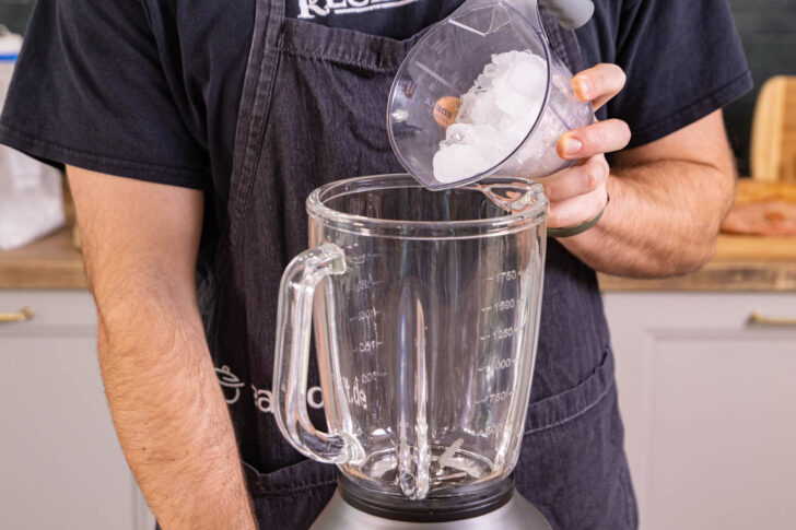 Crushed Ice in Mixer geben