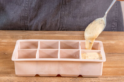 Teig in die Eiswürfelform füllen