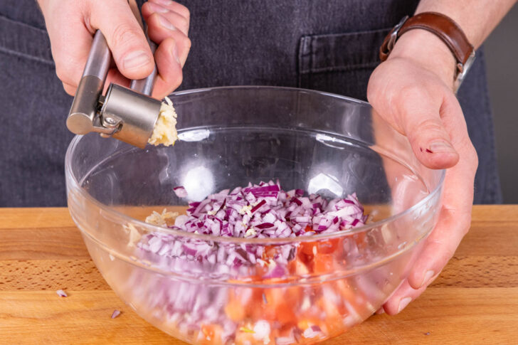 Knoblauch pressen