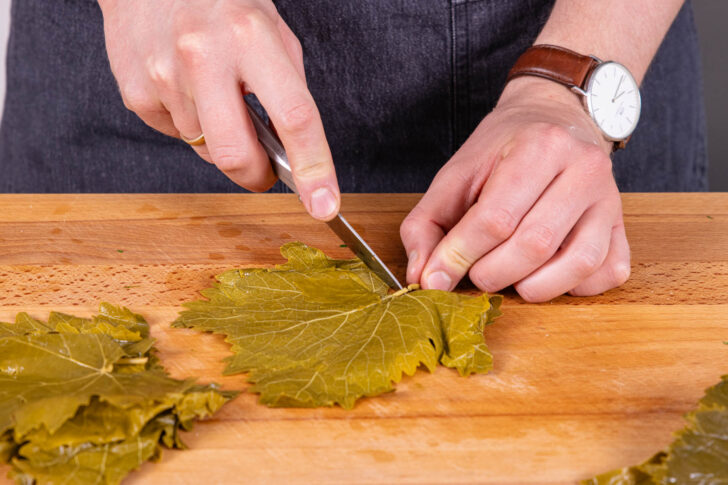 Stiel vom Weinblatt entfernen