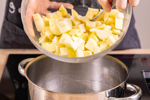 Äpfel dazugeben