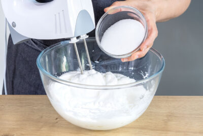 Zucker zum Eischnee geben