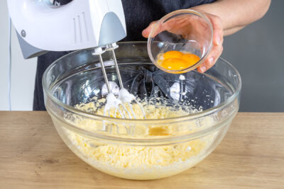 Eigelb zur Zucker-Buttermischung geben