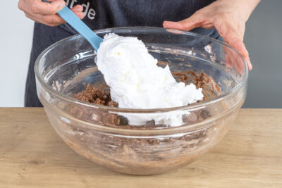 Eischnee zum Teig geben