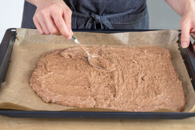 Schokoteig auf dem Backblech verteilen