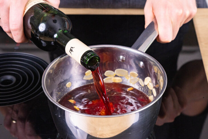 Rotwein dazugeben