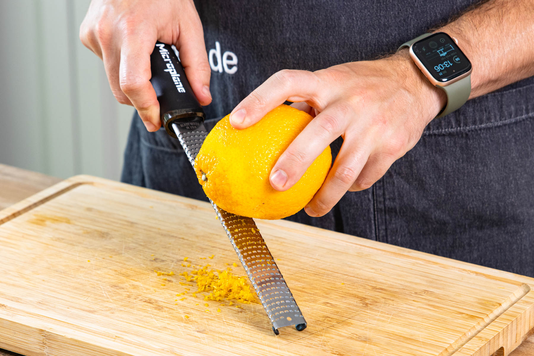 Orangenschale abreiben