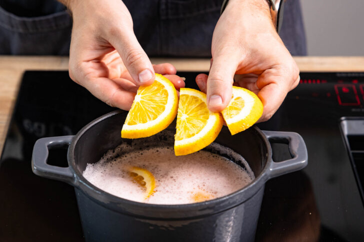 Orangenscheiben dazugeben