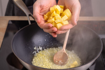 Kartoffeln in Pfanne geben