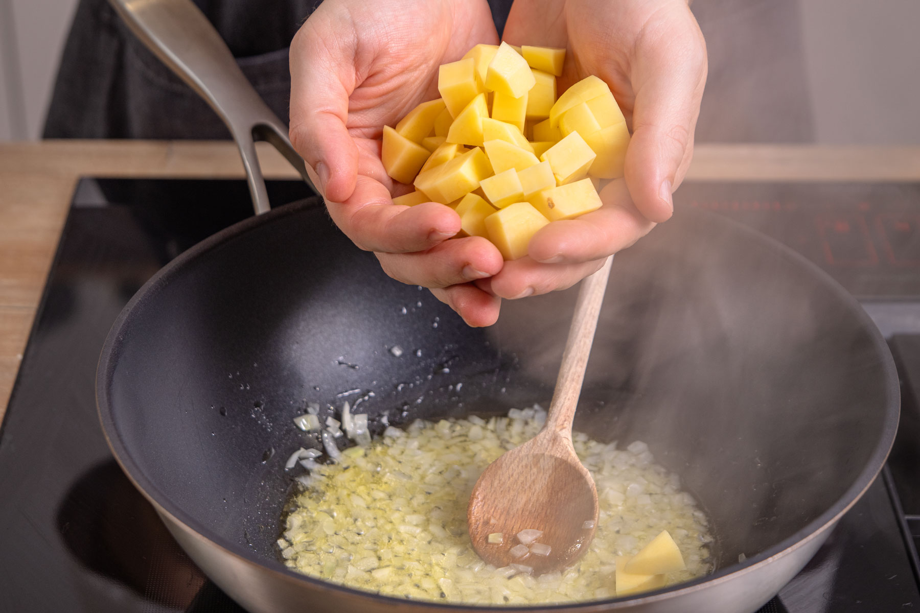 Kartoffeln in Pfanne geben