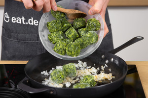 Grünkohl in Pfanne geben.