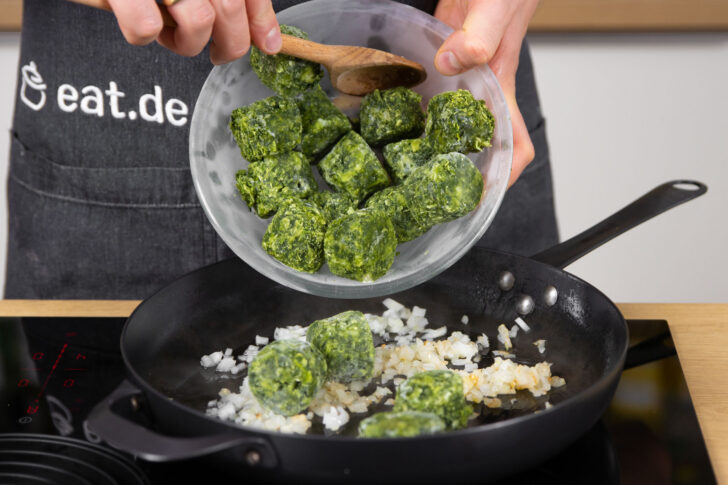 Grünkohl in Pfanne geben.