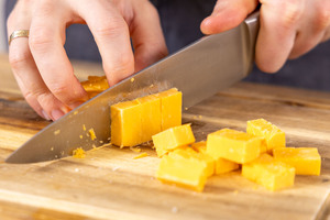 Cheddar schneiden