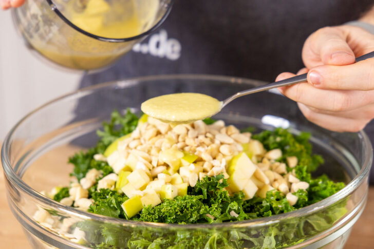 Dressing über den Grünkohl-Salat nach New York-Rezept geben