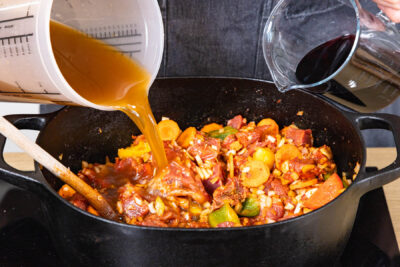 Brühe & Rotwein dazugeben