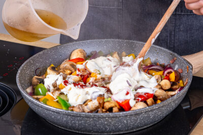 Crème fraîche, Brühe und Tomatenmark dazu geben
