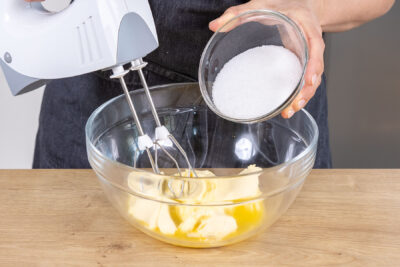 Zucker zur Margarine geben