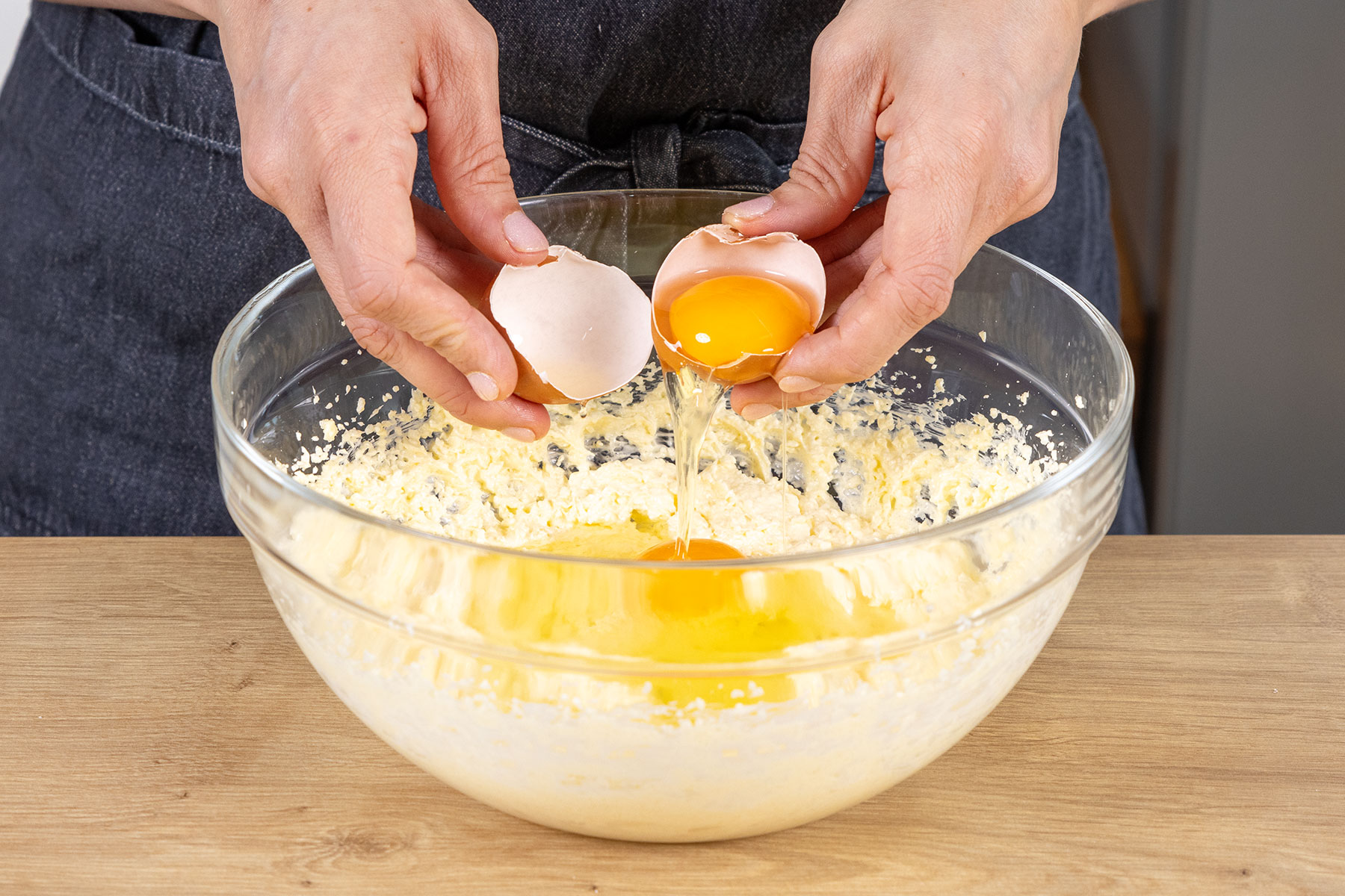 Eier zur aufgeschlagenen Margarine geben