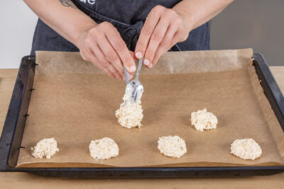 Haferflockenplätzchen auf dem Backblech verteilen