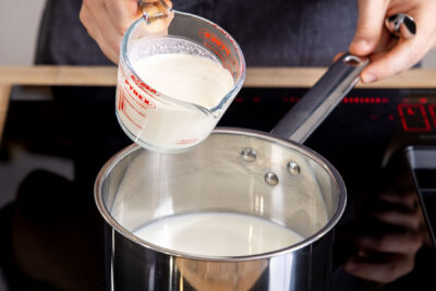 Sahne zur Milch geben