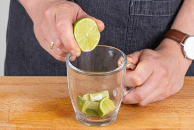 Limettensaft pressen