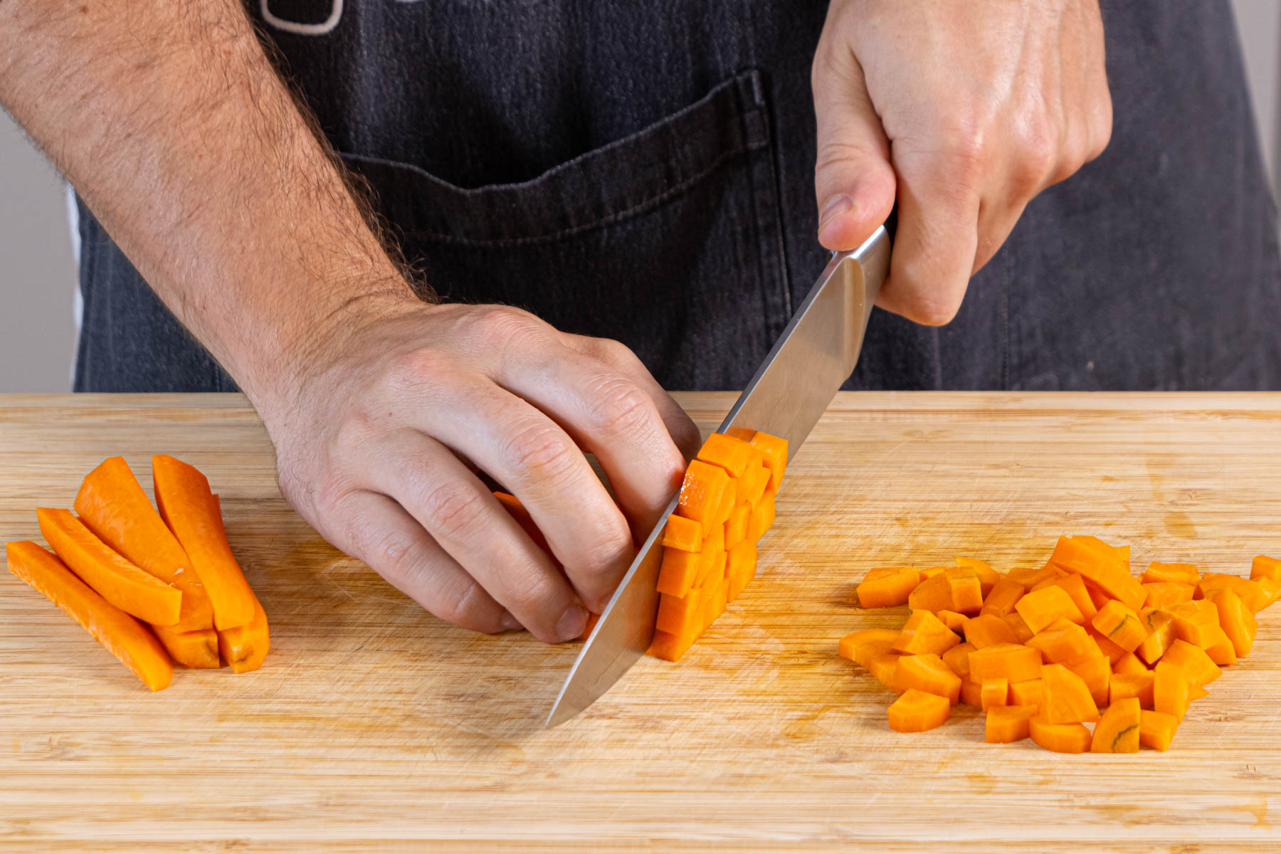 Karotten in Würfel schneiden