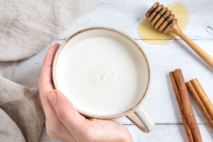 Honigmilch - süße Milch mit Honig statt Zucker