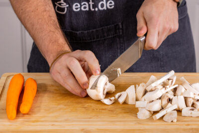 Champignons in Scheiben schneiden
