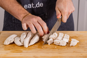 Hähnchenbrust in mundgerechte Würfel schneiden
