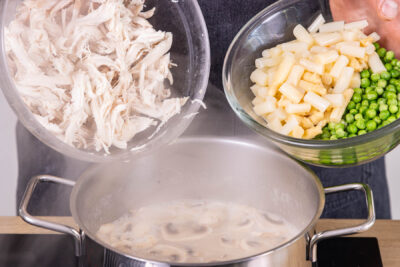 Kapern, Spargel, Erbsen & Hühnerfleisch dazugeben