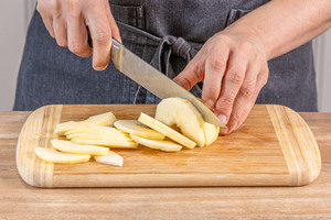 Apfel in Scheiben schneiden