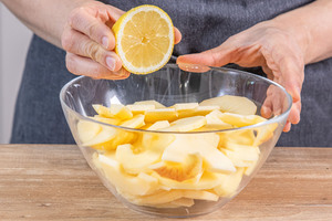 Zitronensaft dazugeben