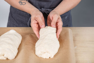geformte Brotlaibe auf Backpapier legen