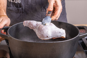 Kaninchenkeulen in den Bräter geben