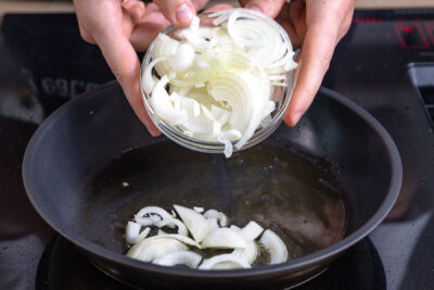 Zwiebel in Pfanne geben