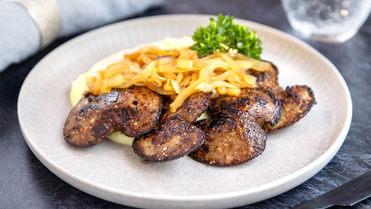 Kaninchenleber mit Zwiebeln | Rezept - eat.de