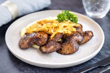 Kaninchenleber mit Zwiebeln