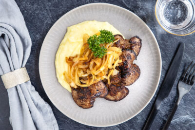 Kaninchenleber mit Zwiebeln