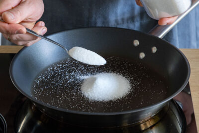 Zucker in Pfanne geben und auflösen
