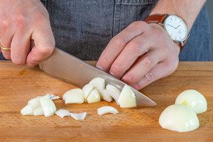 Zwiebel schneiden