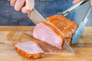 Kassler Lachsbraten aus dem Ofen aufschneiden