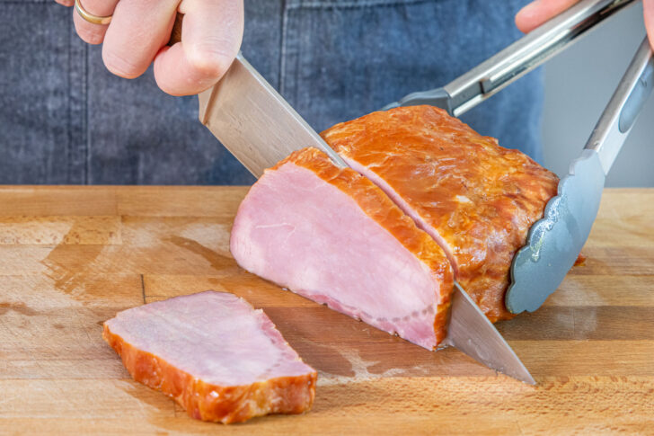 Kassler Lachsbraten aus dem Ofen aufschneiden